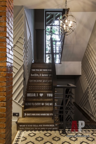 Фото интерьера лестницы дома в стиле лофт Фото интерьера лестничного холла дома в стиле лофт