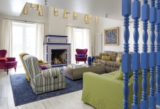 Фото интерьера гостиной дома в стиле неоклассика