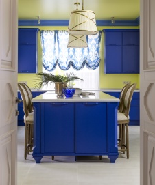 Фото интерьера кухни дома в стиле неоклассика