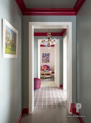 Фото интерьера коридора дома в стиле неоклассика