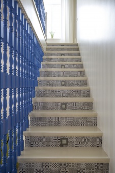 Фото интерьера лестницы дома в стиле неоклассика