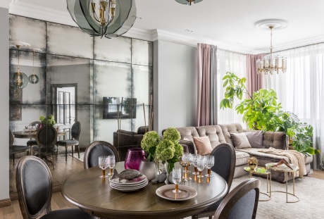 Интерьер квартиры с зеркальной стеной