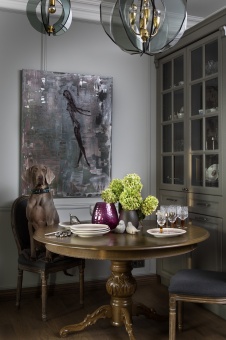 Фото интерьера столовой квартиры в стиле неоклассика