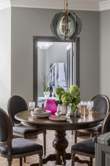 Фото интерьера столовой квартиры в стиле неоклассика