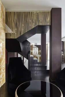 Фото интерьера лестницы дома в стиле гламур