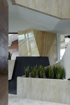 Фото интерьера лестницы дома в стиле минимализм