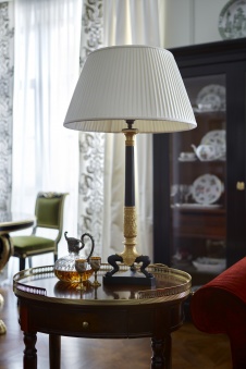 Фото интерьера гостиной квартиры в стиле неоклассика