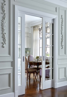 Фото интерьера столовой квартиры в стиле неоклассика