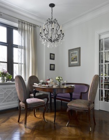 Фото интерьера столовой квартиры в стиле неоклассика