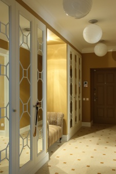 Фото интерьера входной зоны квартиры в стиле неоклассика