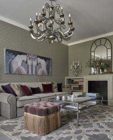 Фото интерьера гостиной таунхауса в стиле неоклассика