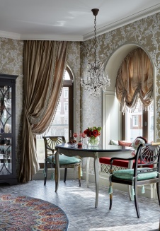 Фото интерьера столовой таунхауса в стиле неоклассика