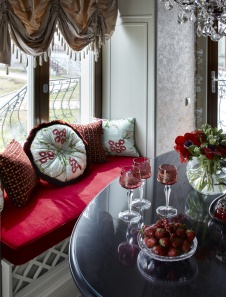 Фото интерьера столовой таунхауса в стиле неоклассика