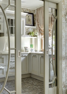 Фото интерьера кухни таунхауса в стиле неоклассика