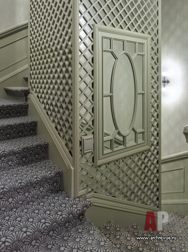 Фото интерьера лестницы таунхауса в стиле неоклассика