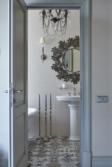 Фото интерьера санузла таунхауса в стиле неоклассика