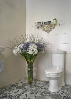 Фото интерьера санузла таунхауса в стиле неоклассика