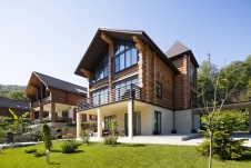 Фото фасада деревянного дома в американском стиле