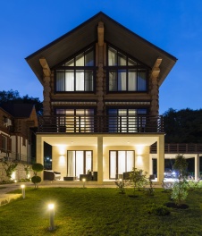 Фото фасада деревянного дома в американском стиле