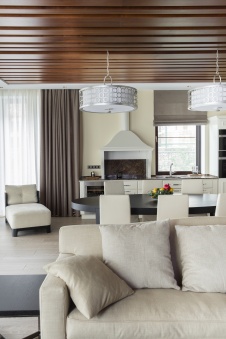 Фото интерьера гостиной деревянного дома в американском стиле