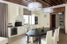 Фото интерьера столовая деревянного дома в американском стиле