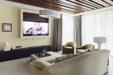 Фото интерьера гостиной деревянного дома в американском стиле