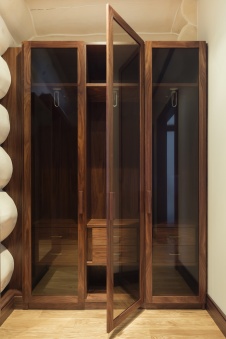 Фото интерьера гардеробной деревянного дома в американском стиле