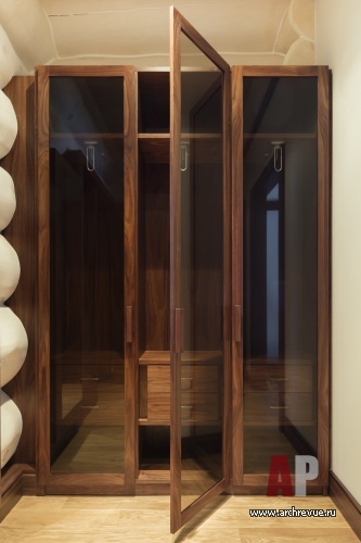 Фото интерьера гардеробной деревянного дома в американском стиле