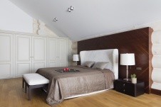 Фото интерьера спальни деревянного дома в американском стиле