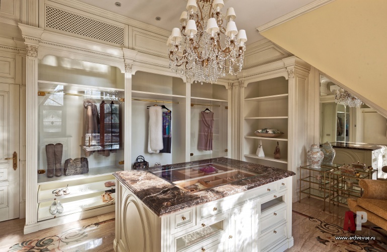 Фото интерьера гардеробной дома в классическом стиле