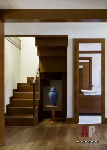 Фото интерьера лестничного холла дома в стиле эко