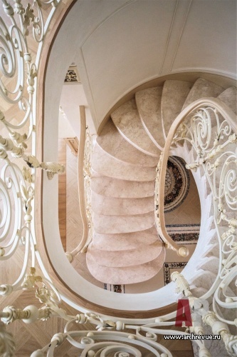 Фото интерьера лестницы квартиры в классическом стиле