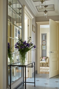 Фото интерьера входной зоны квартиры в стиле неоклассика