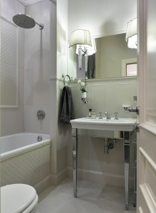 Фото интерьера ванной комнаты квартиры в стиле неоклассика