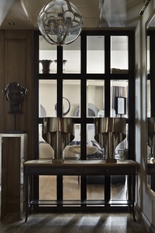 Фото интерьера входной зоны квартиры в стиле неоклассика