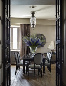 Фото интерьера столовой квартиры в стиле неоклассика