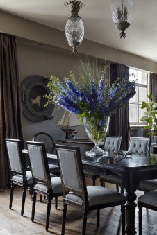 Фото интерьера столовой квартиры в стиле неоклассика