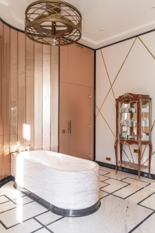 Фото интерьера ванной комнаты квартиры в стиле неоклассика