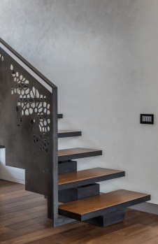 Фото интерьера лестницы дома в стиле эко