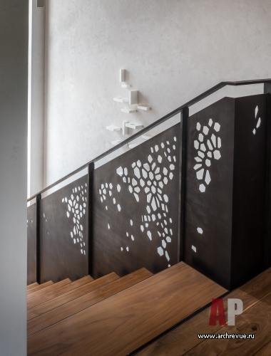 Фото интерьера лестницы дома в стиле эко