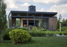 Фото отдельно стоящей беседки с летней кухней