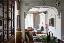 Фото интерьера гостиной квартиры в стиле неоклассика