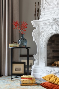 Фото интерьера каминной квартиры в стиле неоклассика