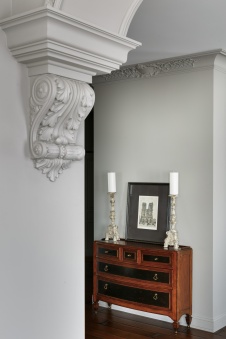 Фото интерьера коридора квартиры в стиле неоклассика