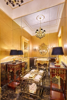 Фото интерьера гостевого санузла дома в классическом стиле