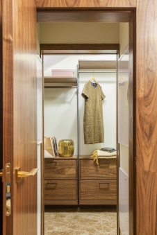 Фото интерьера гардеробной квартиры в стиле эко