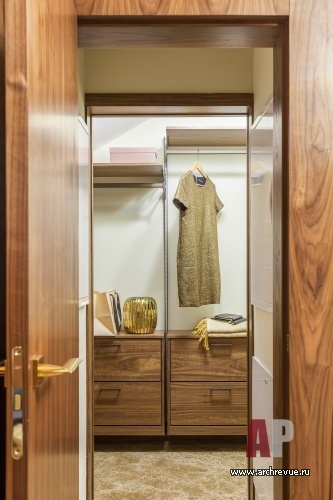 Фото интерьера гардеробной квартиры в стиле эко