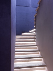 Фото интерьера лестницы квартиры в современном стиле