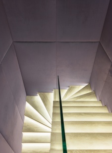 Фото интерьера лестницы квартиры в современном стиле