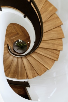 Фото интерьера лестницы дома в стиле эклектика